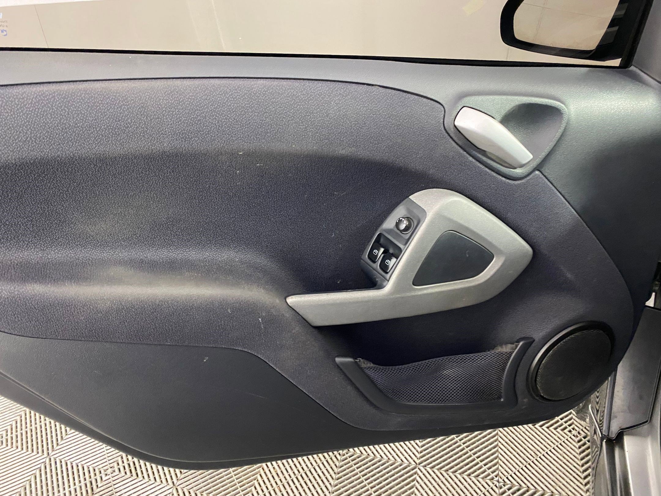 Used 2015 smart fortwo passion image 12