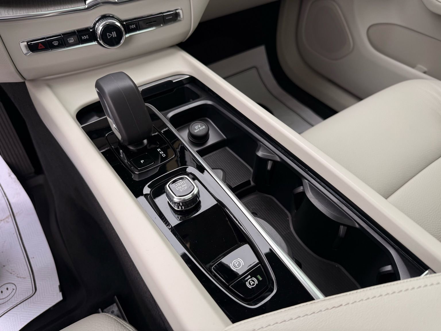 Used 2025 Volvo XC60 T8 Plus w/ Protection Package Premier image 51