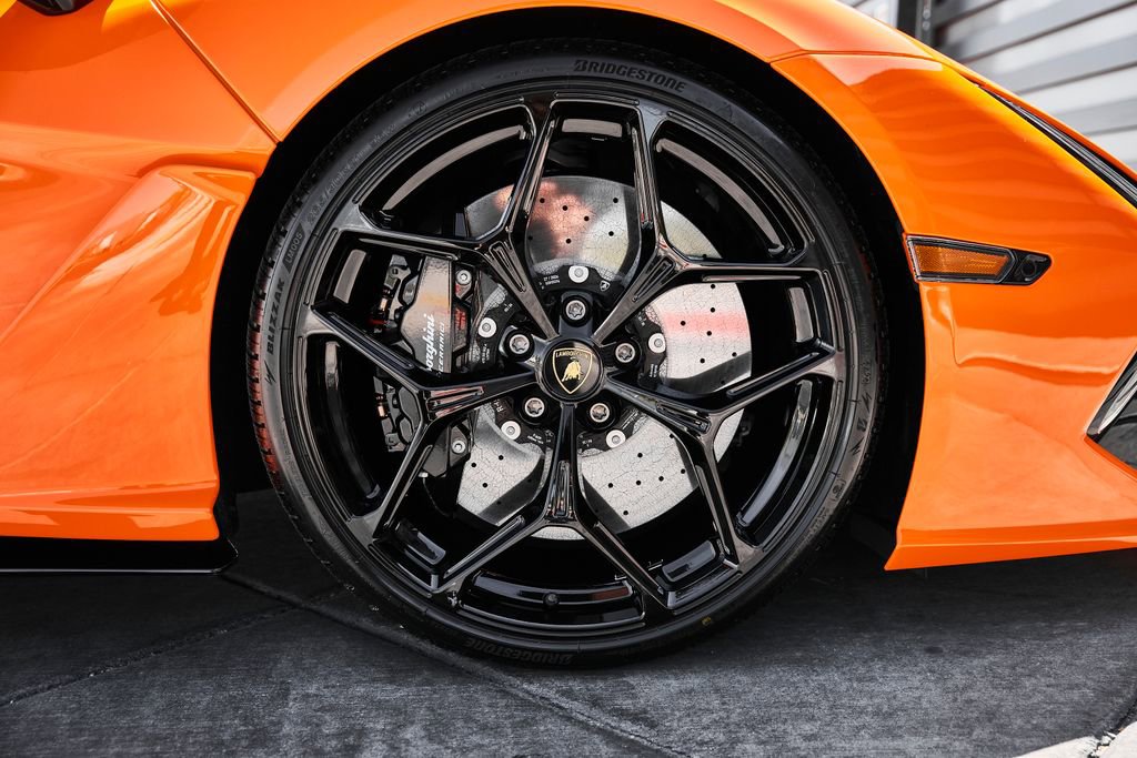Used 2024 Lamborghini Revuelto AWD/4WD image 32