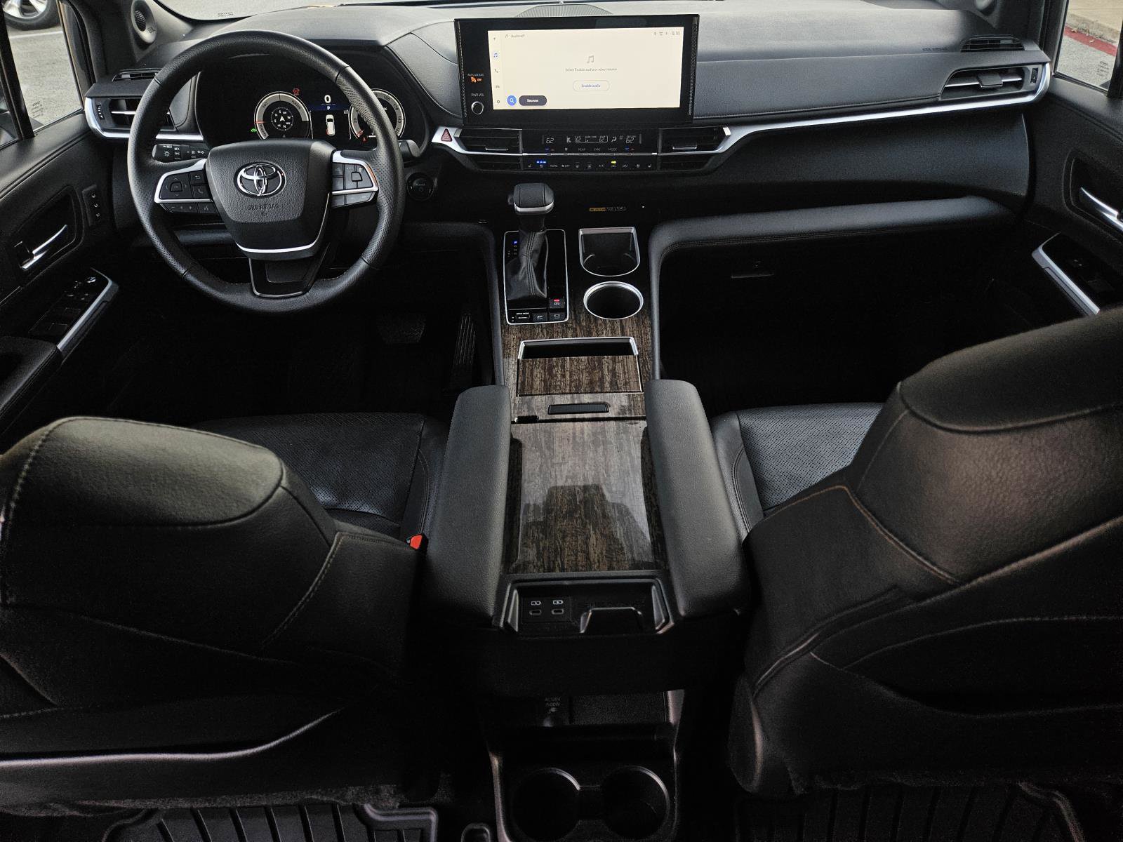 Used 2025 Toyota Sienna Limited image 35