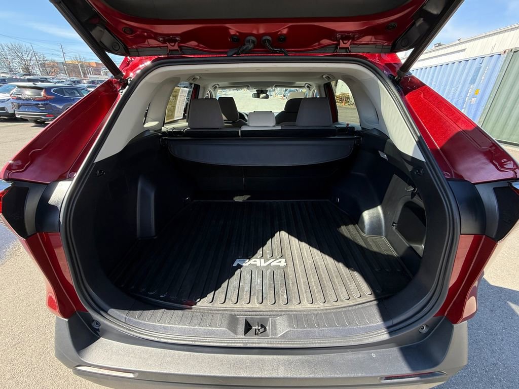Used 2021 Toyota RAV4 XLE w/ Convenience Package image 24