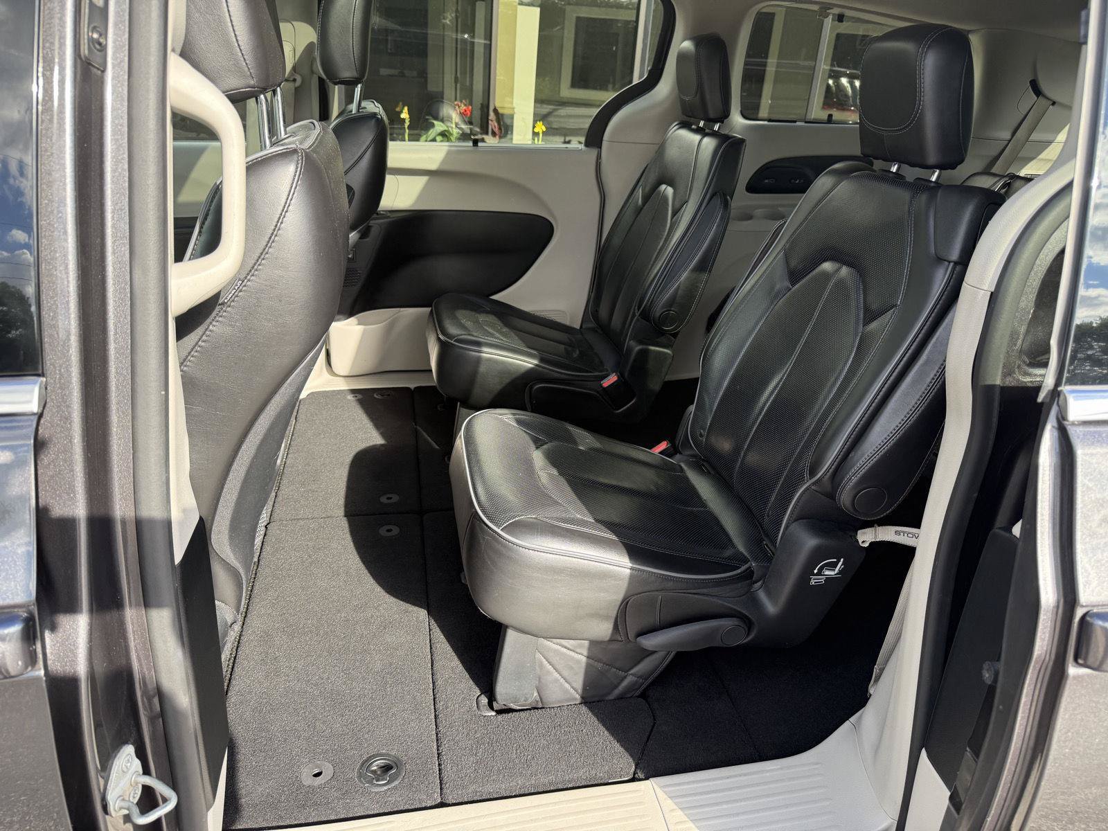 Used 2019 Chrysler Pacifica Limited FWD image 17