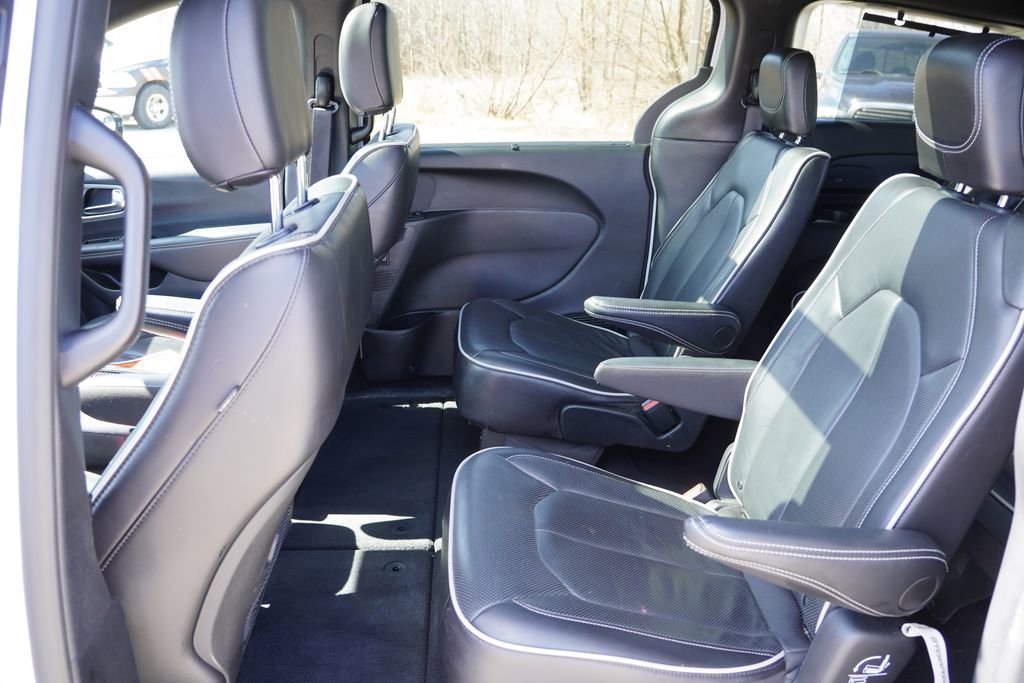 Used 2025 Chrysler Pacifica Limited image 16