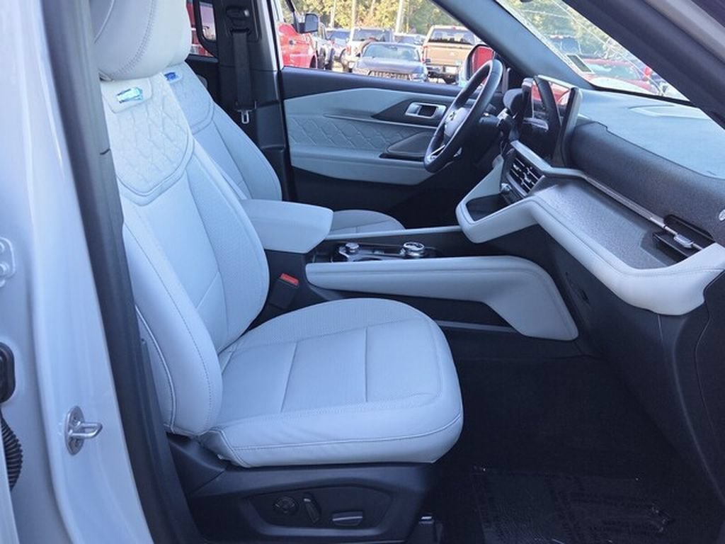 New 2027 Ford Explorer Platinum w/ 3.0L Ultimate Package RWD image 16