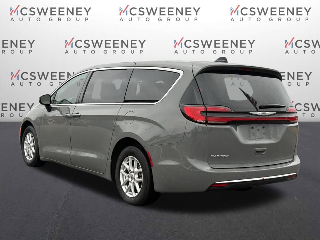 Used 2023 Chrysler Pacifica Touring-L image 3