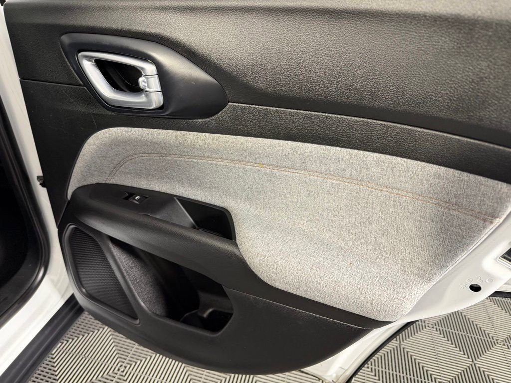 Used 2022 Jeep Compass Latitude image 30