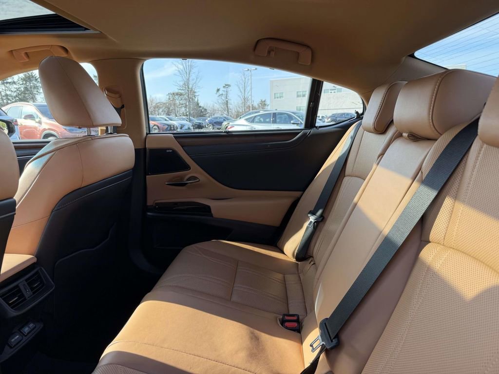 Used 2024 Lexus ES 300h Ultra Luxury image 18