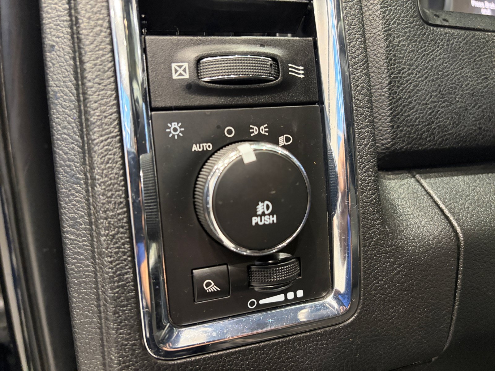 Used 2016 RAM 2500 Laramie w/ Convenience Group AWD/4WD image 32