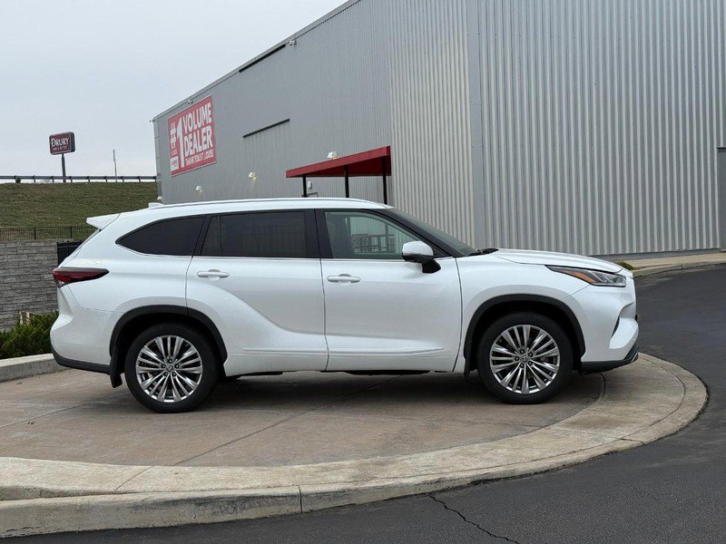 Used 2024 Toyota Highlander Platinum image 2