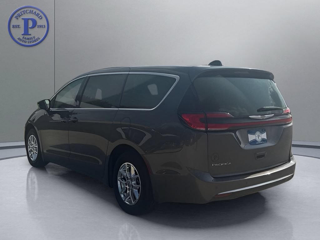 Used 2023 Chrysler Pacifica Touring-L FWD image 5