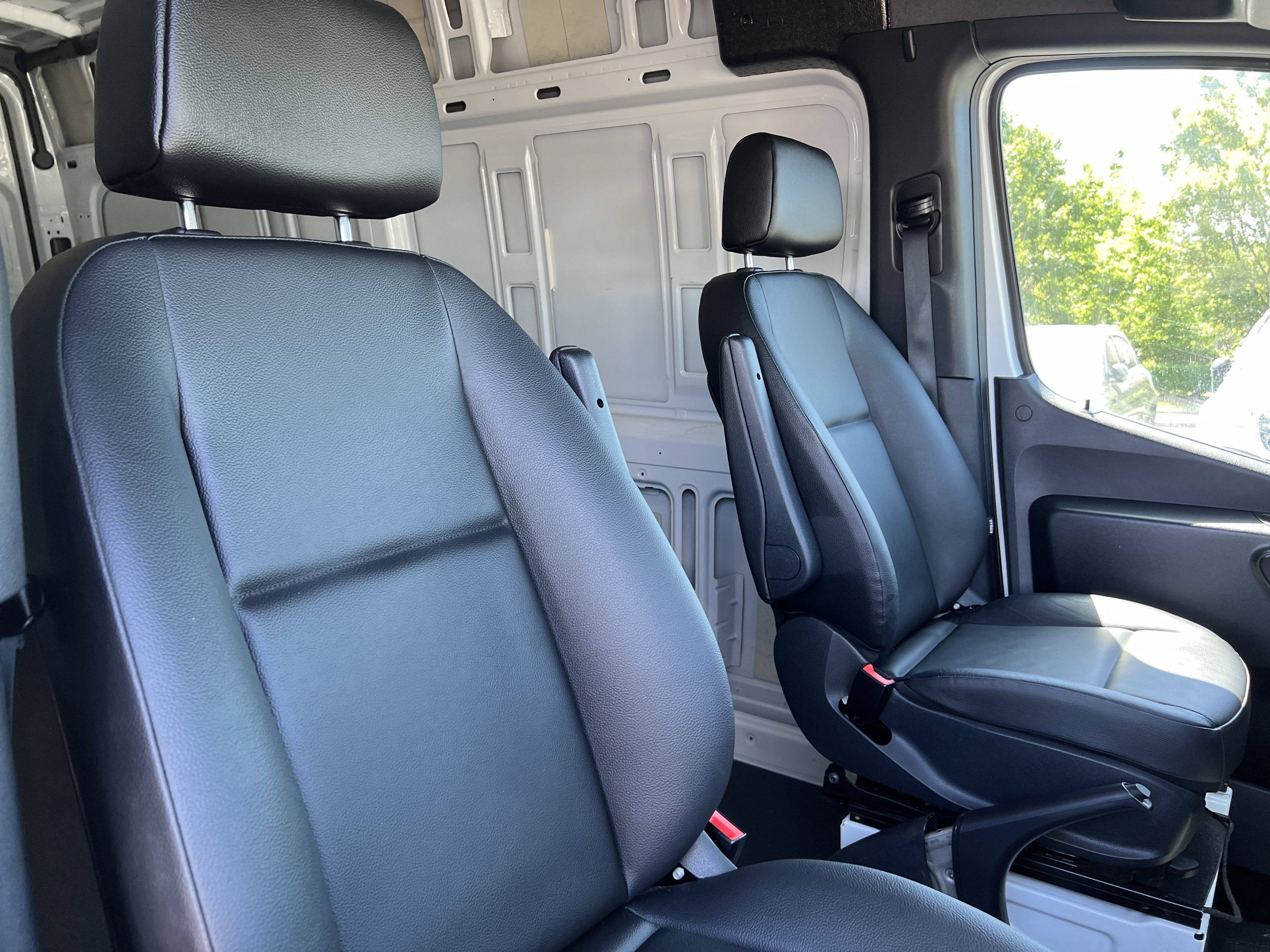 Used 2022 Mercedes-Benz Sprinter 2500 image 35