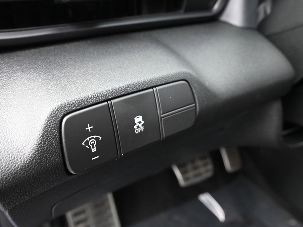 Certified 2025 Hyundai Elantra Sport image 19