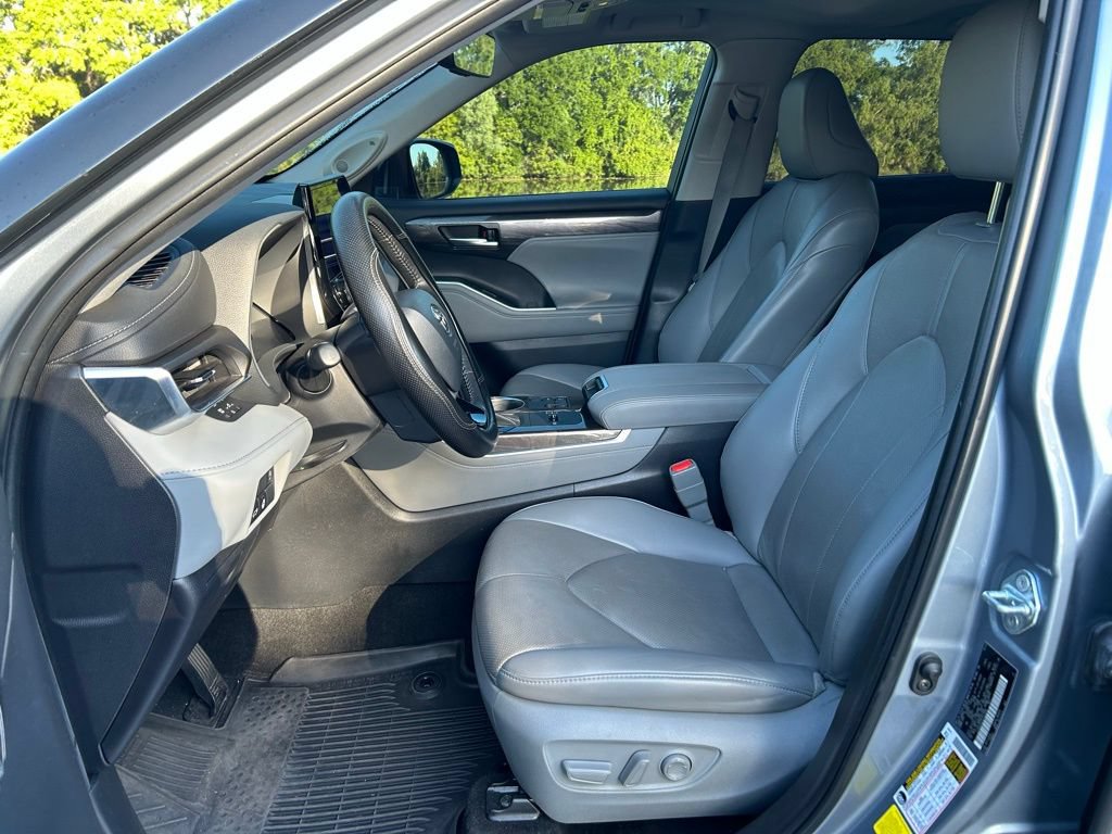 Used 2023 Toyota Highlander Limited FWD image 15