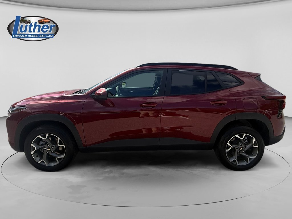 Used 2025 Chevrolet Trax LT FWD image 2
