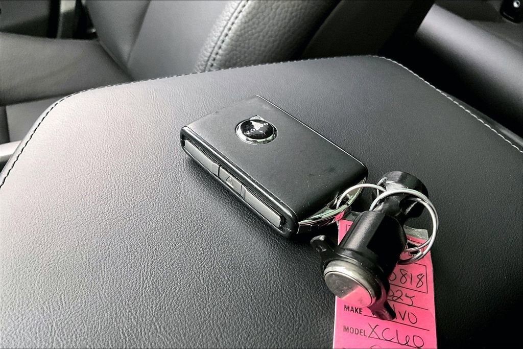 Used 2025 Volvo XC60 B5 Plus w/ Protection Package Premier image 13