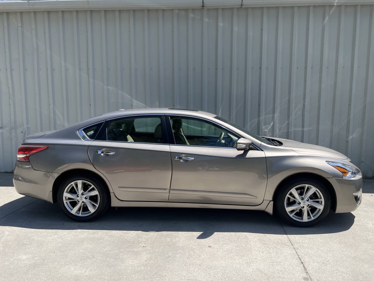 Used 2013 Nissan Altima 2.5 SL w/ Technology Pkg FWD image 2