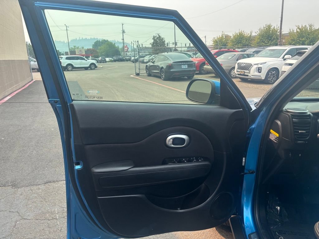 Used 2016 Kia Soul + w/ Designer's Package FWD image 16