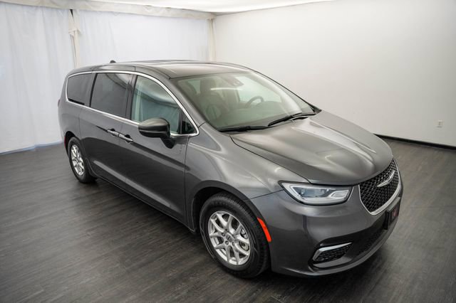 Used 2023 Chrysler Pacifica Touring-L FWD image 2