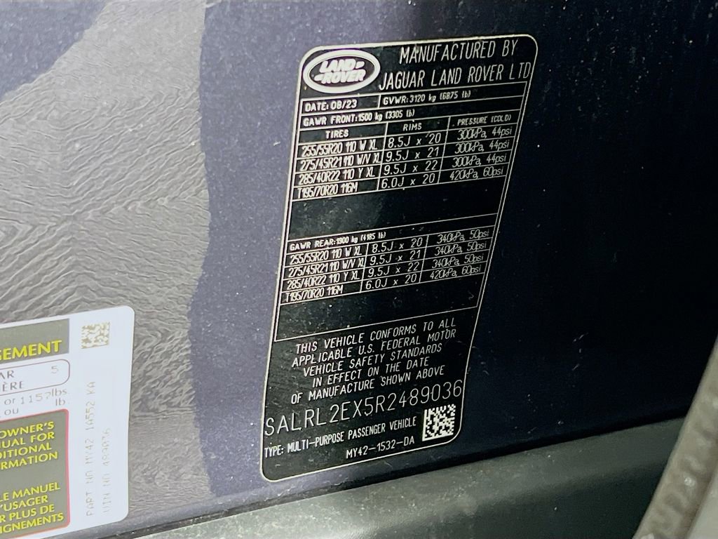 Used 2024 Land Rover Discovery Dynamic SE image 35