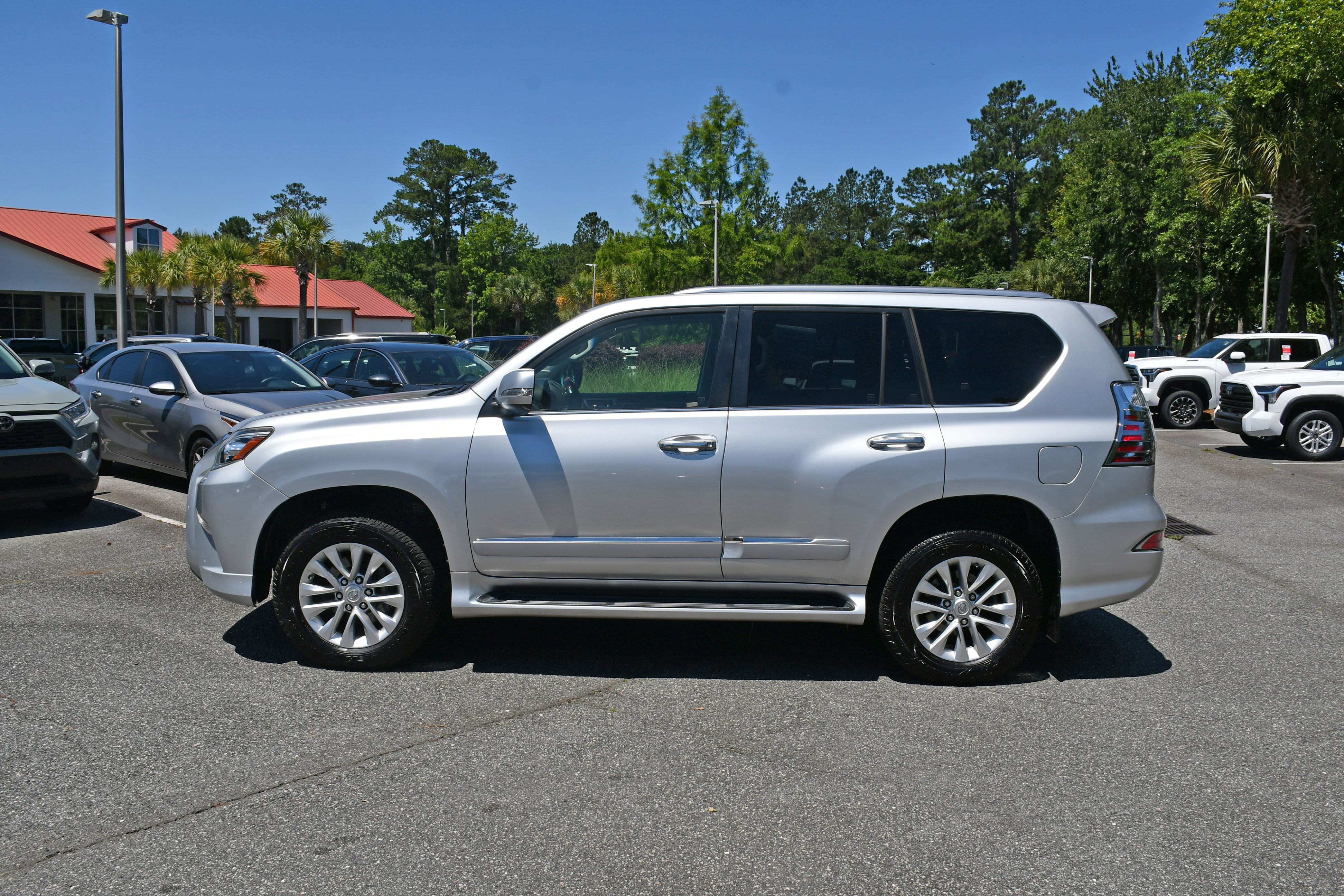 Used 2015 Lexus GX 460 w/ Premium Package AWD/4WD image 2