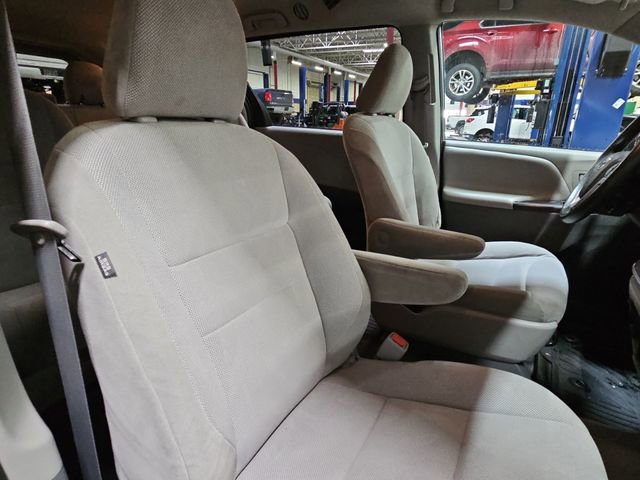 Used 2020 Toyota Sienna L image 24