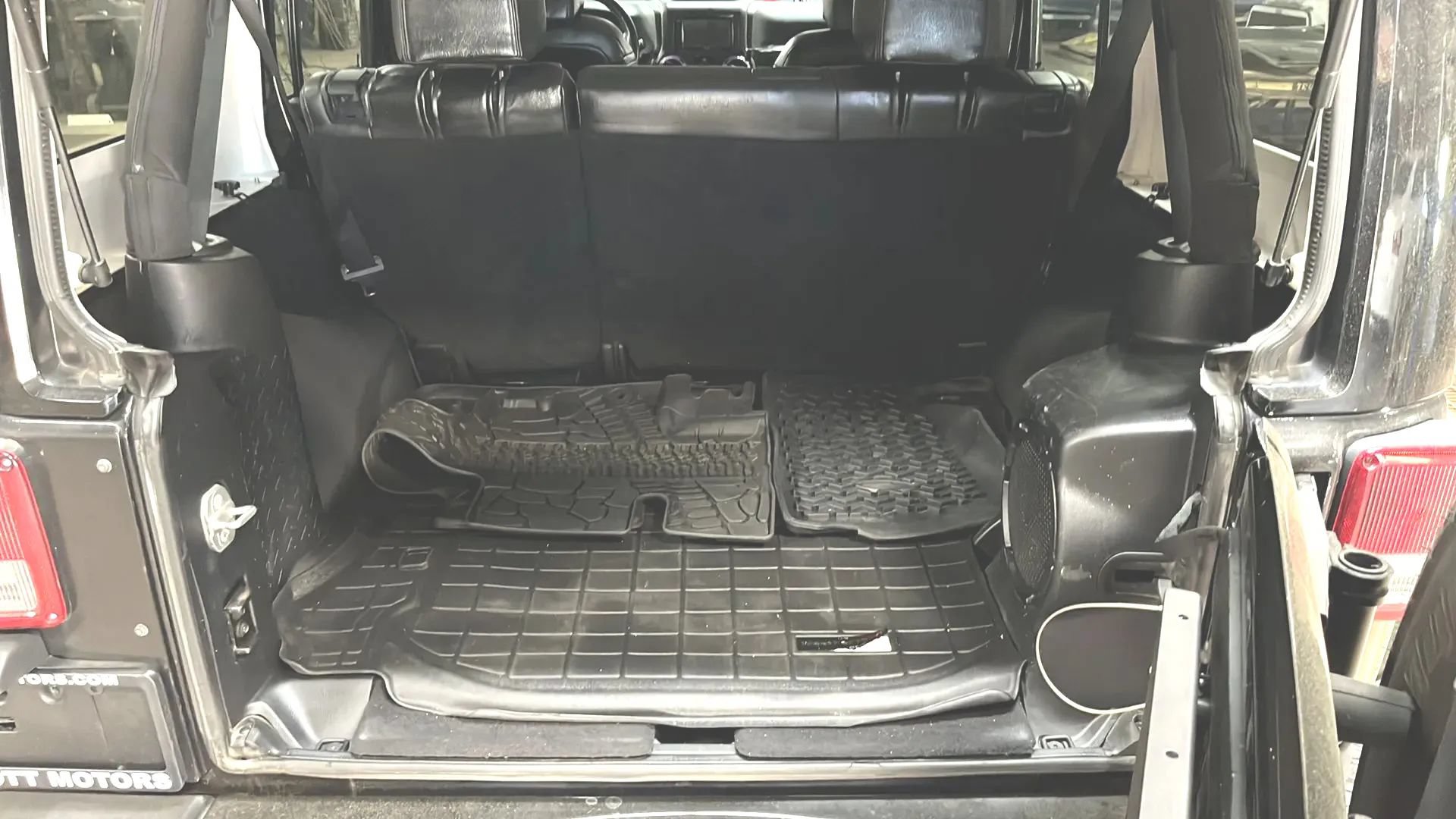 Used 2014 Jeep Wrangler Unlimited Sahara w/ Connectivity Group AWD/4WD image 30
