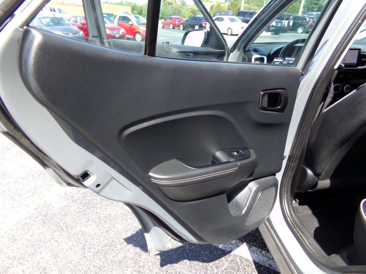 Used 2023 Hyundai Venue Limited FWD image 9