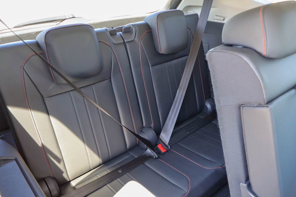 Used 2024 Volkswagen Tiguan SE image 11