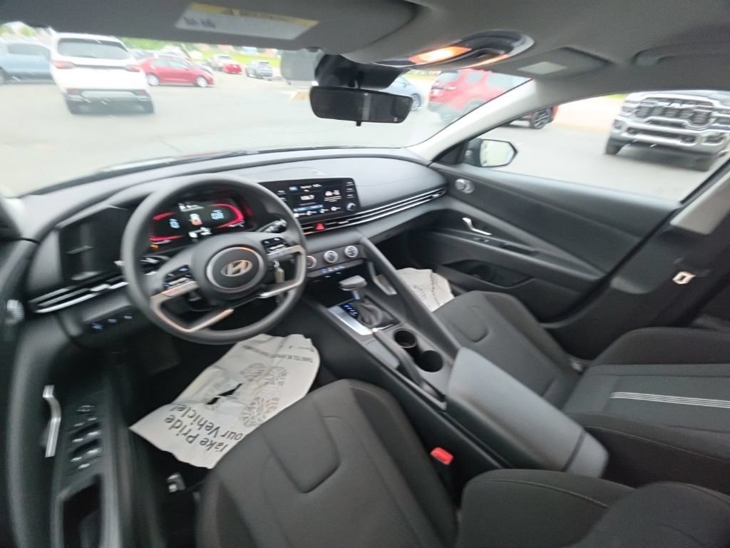 Used 2024 Hyundai Elantra SE FWD image 25
