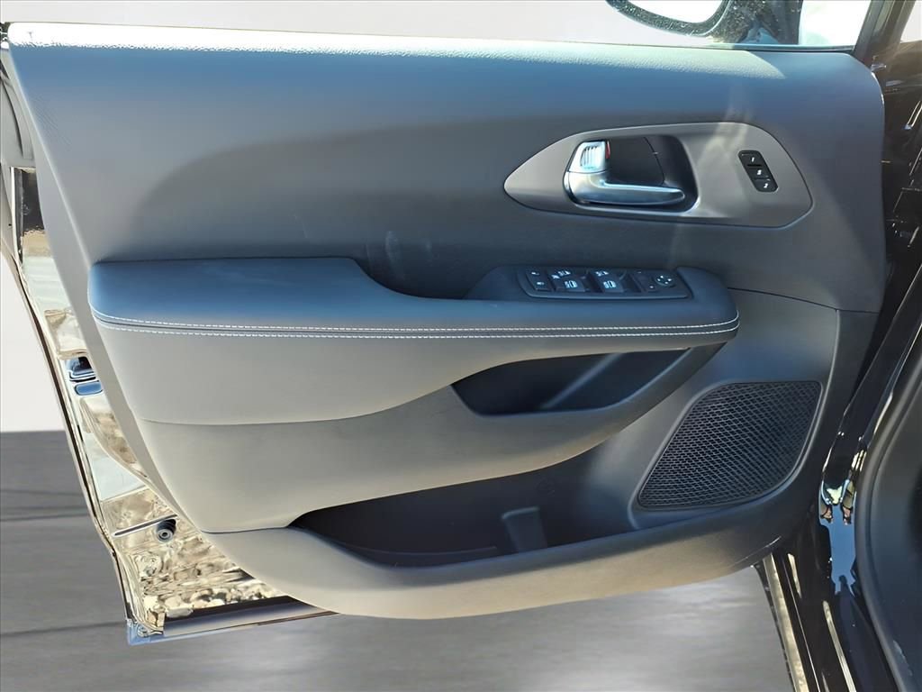 New 2026 Chrysler Pacifica Select image 14