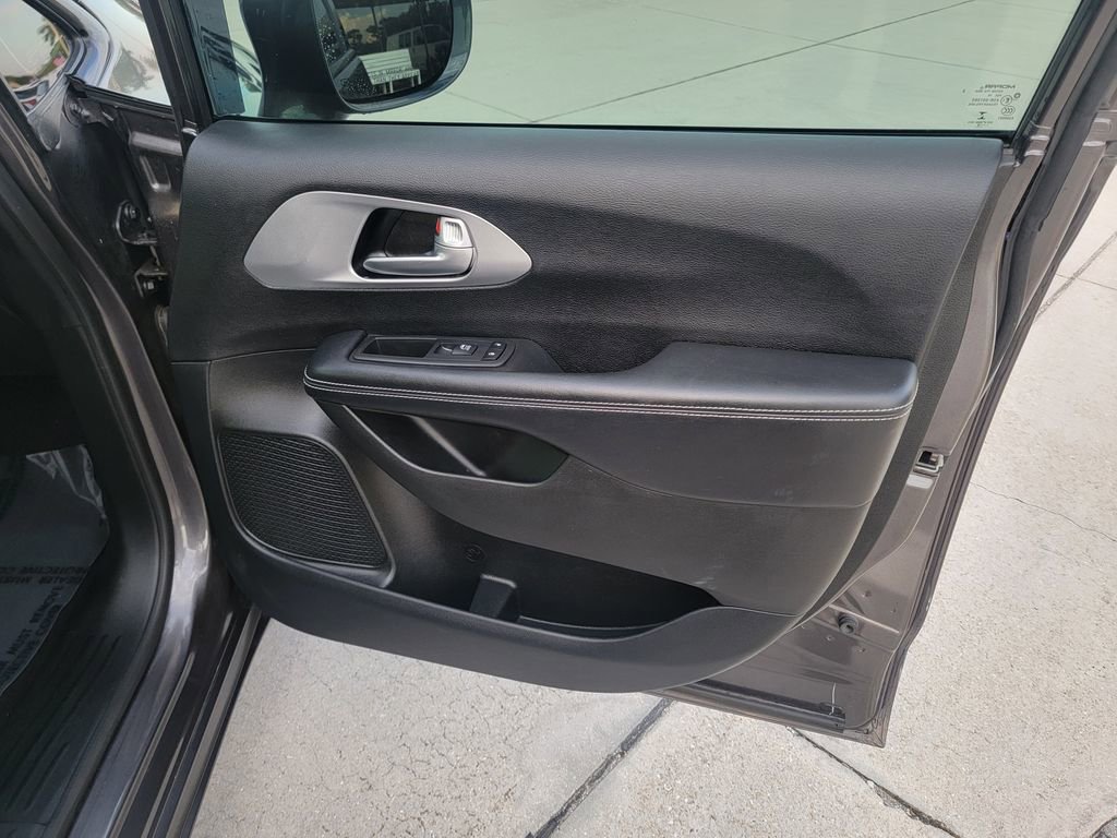 Used 2018 Chrysler Pacifica Touring Plus w/ S Appearance Package image 13