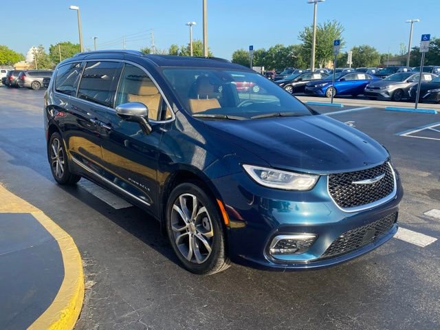 Used 2023 Chrysler Pacifica Pinnacle image 2