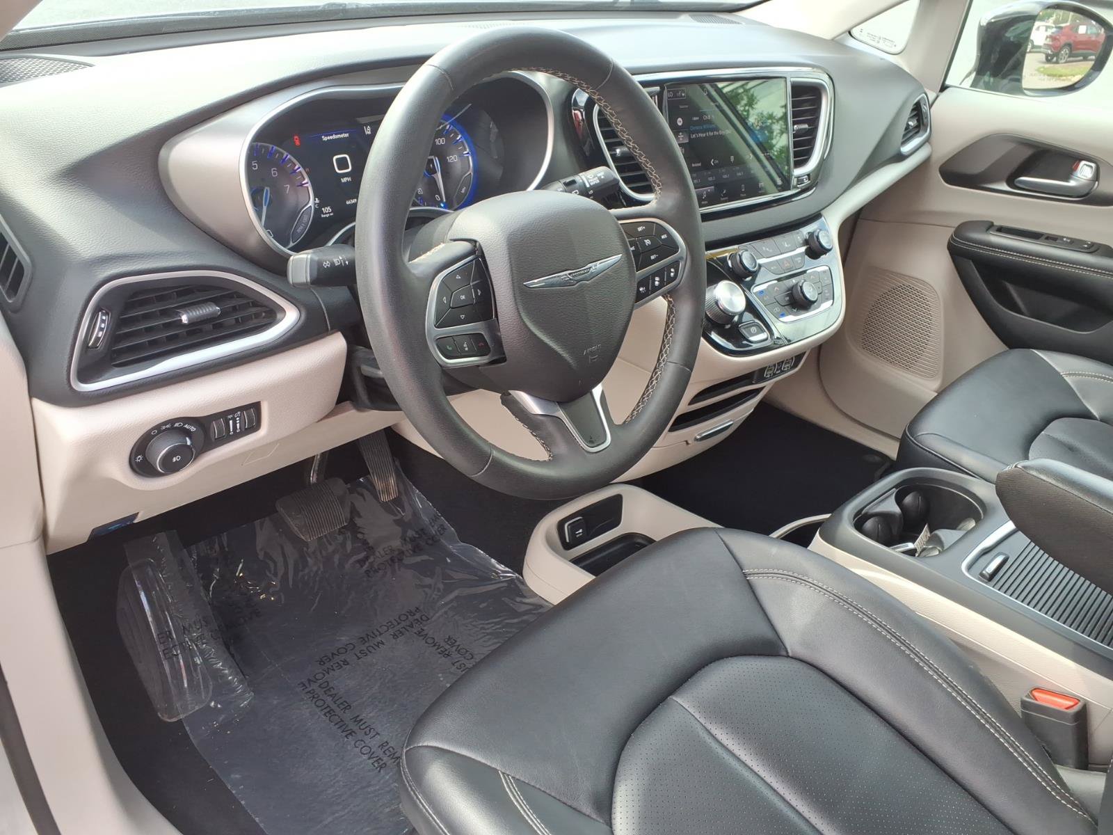 Used 2024 Chrysler Pacifica Touring-L FWD image 23