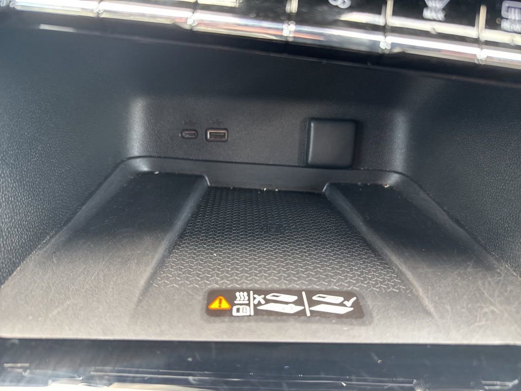 Used 2025 Chevrolet Traverse LT image 27