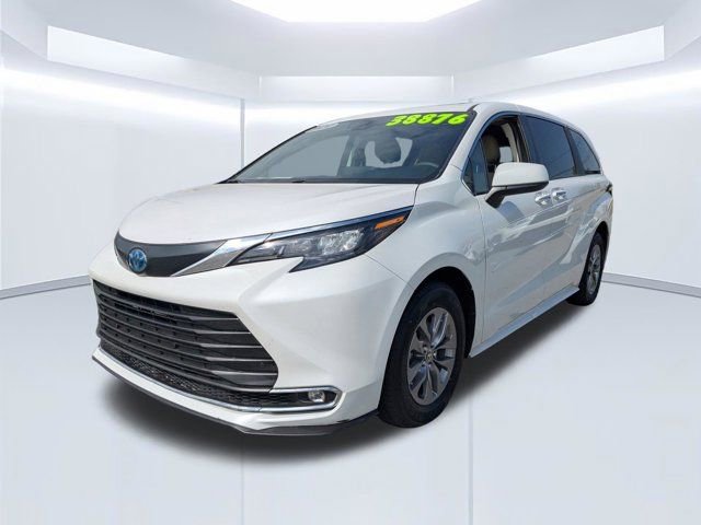 Used 2024 Toyota Sienna XLE image 8