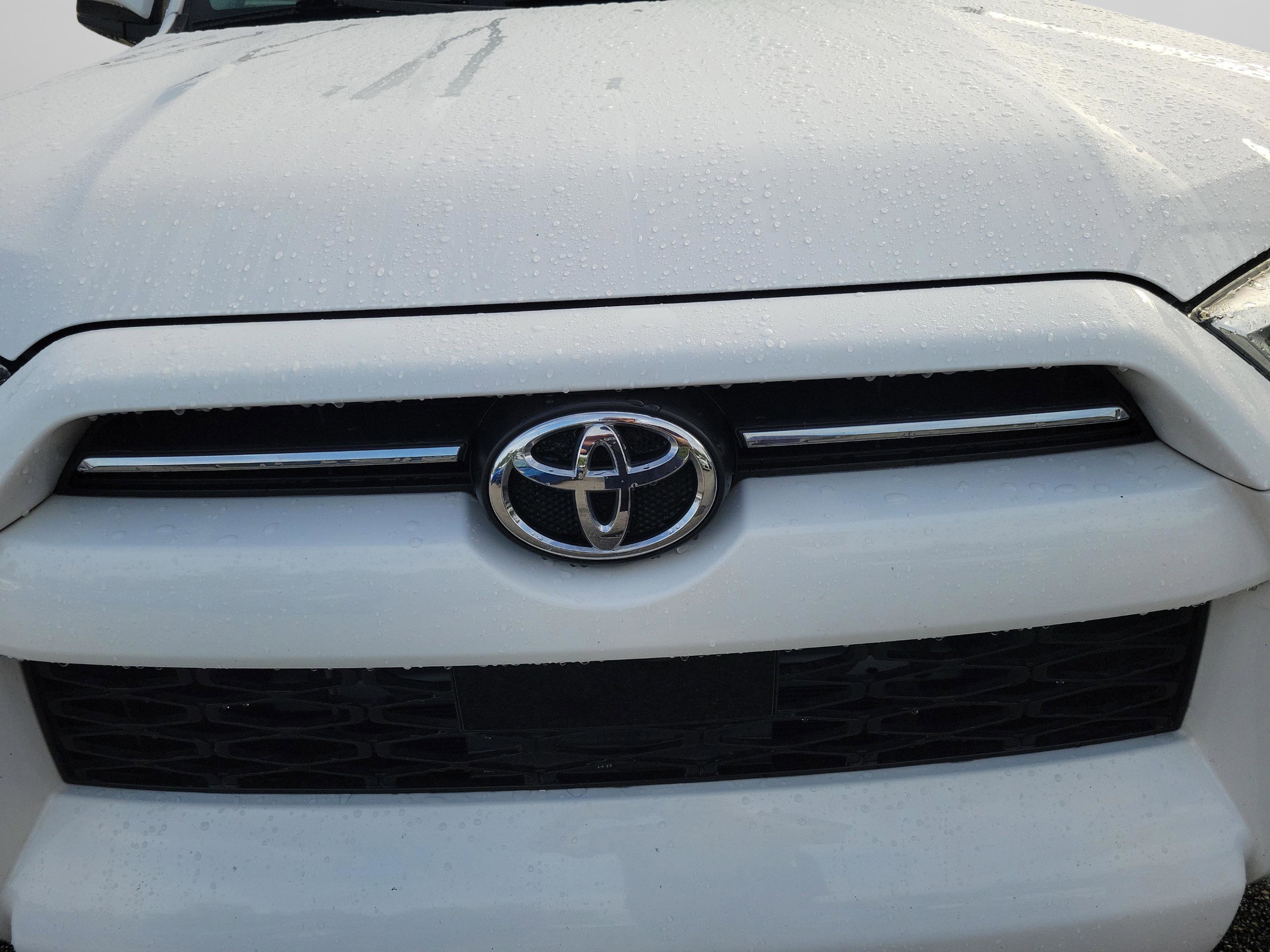 Used 2020 Toyota 4Runner SR5 AWD/4WD image 14