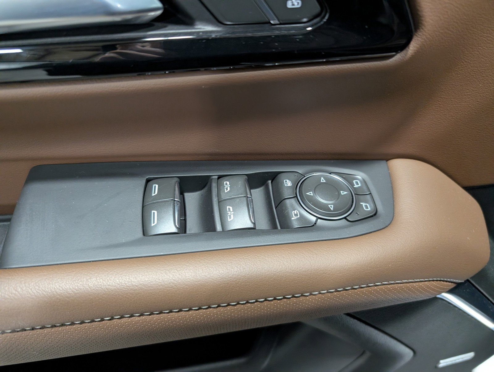 Used 2025 Chevrolet Suburban High Country image 15