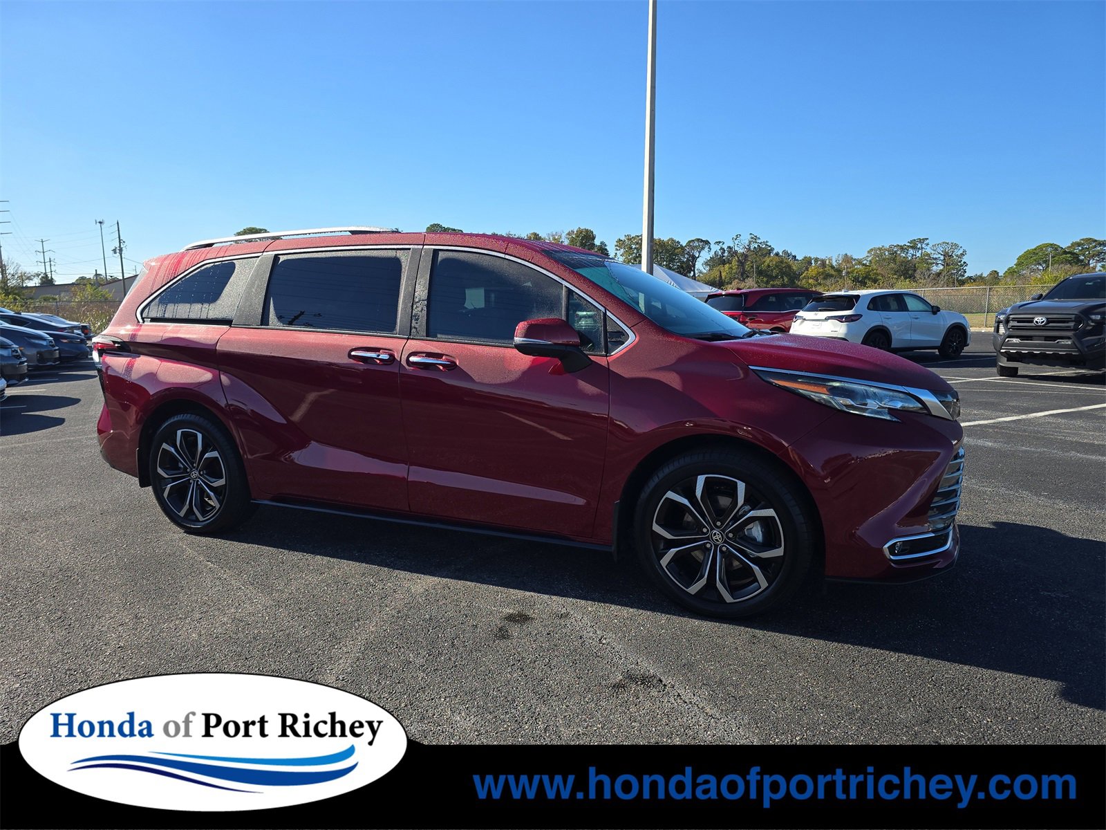 Used 2025 Toyota Sienna Platinum image 1