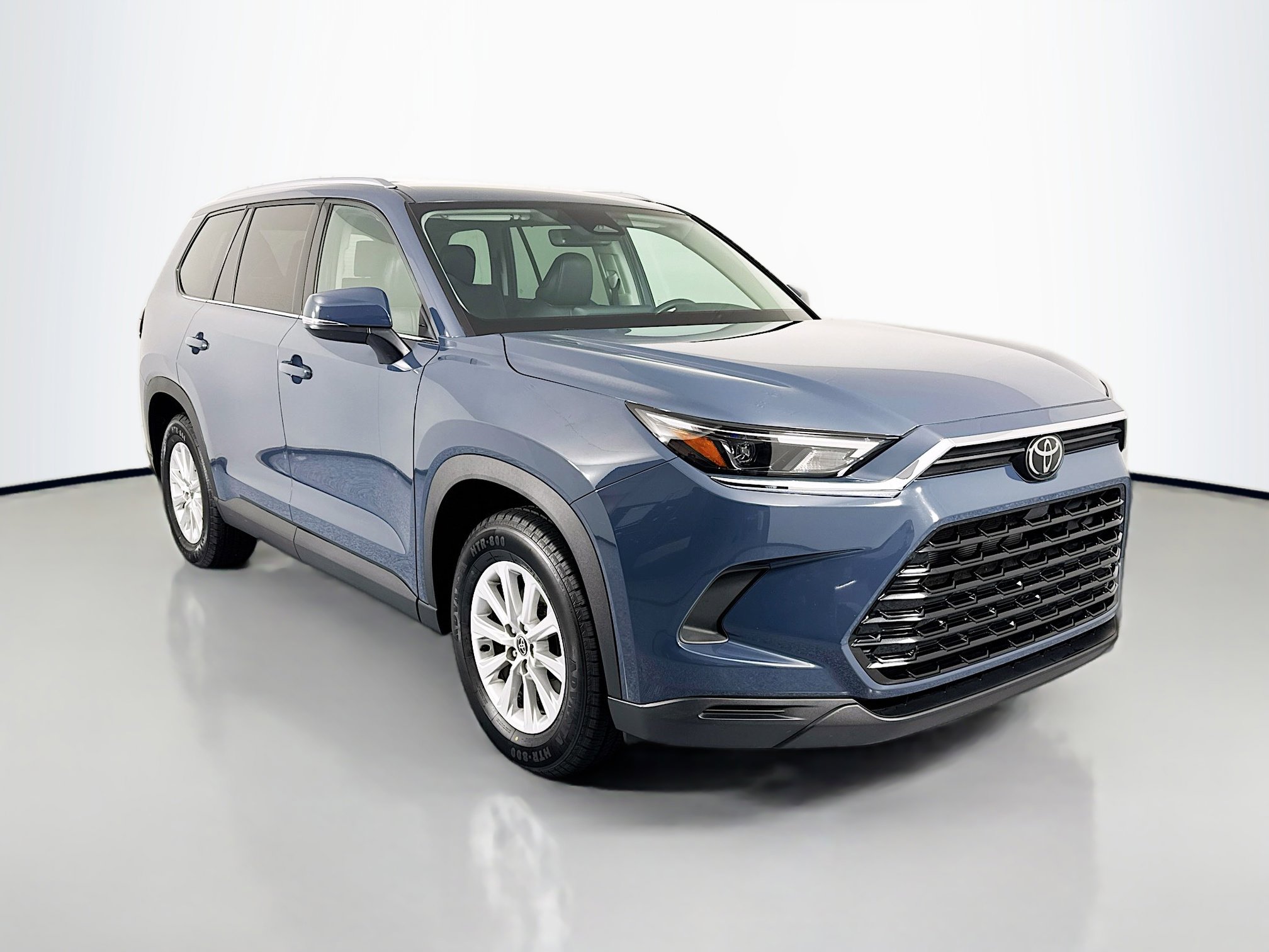 Used 2024 Toyota Grand Highlander XLE image 3