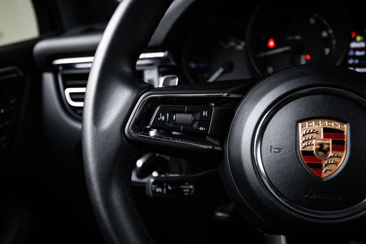 Certified 2023 Porsche Macan AWD/4WD image 17