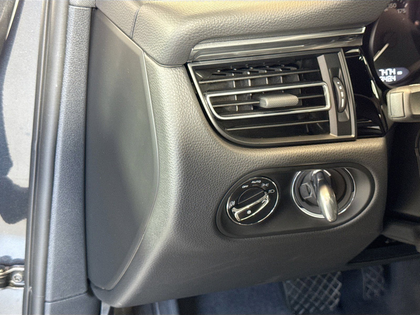 Certified 2025 Porsche Macan AWD/4WD image 13