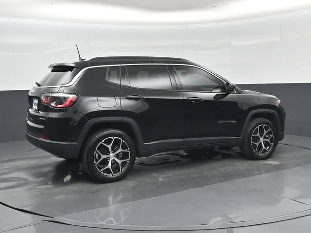 Used 2024 Jeep Compass Limited AWD/4WD image 3