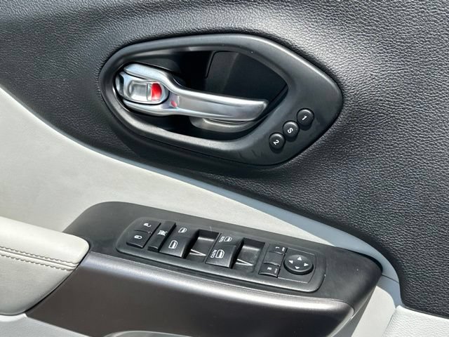 Used 2019 Jeep Cherokee Limited w/ Luxury Group AWD/4WD image 12
