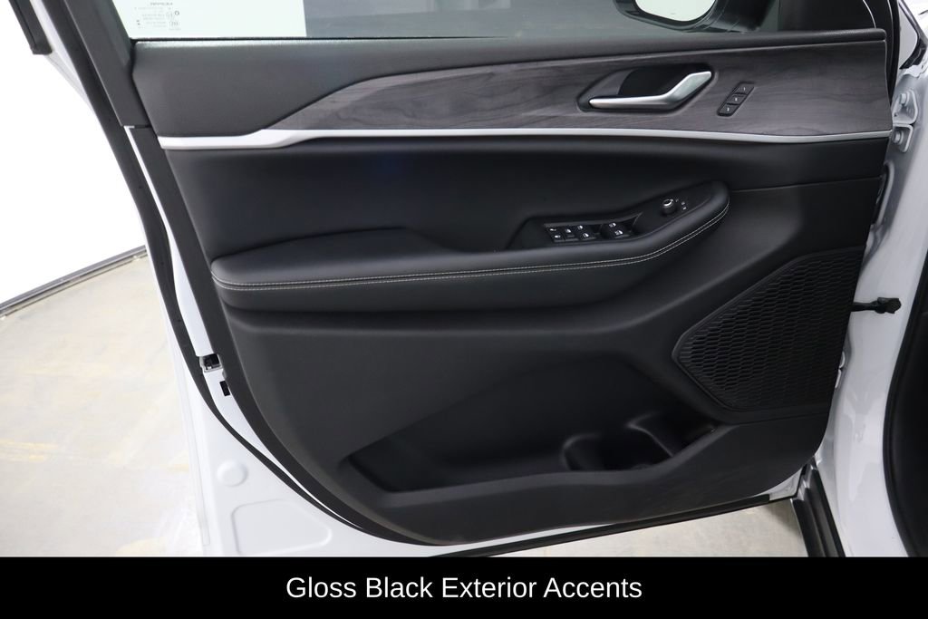 Used 2023 Jeep Grand Cherokee Limited w/ Black Appearance Package AWD/4WD image 13