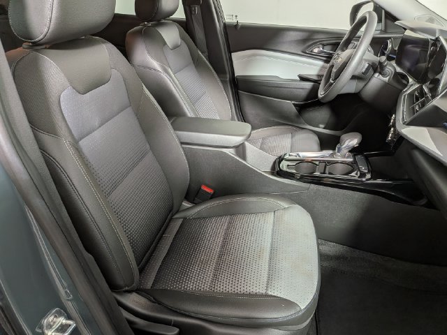Used 2025 Chevrolet Trax LT FWD image 39