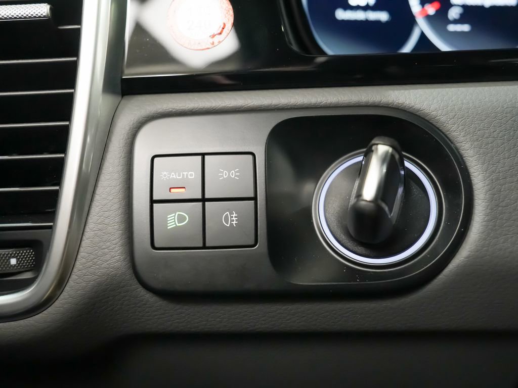 Certified 2023 Porsche Cayenne w/ Premium Package AWD/4WD image 25