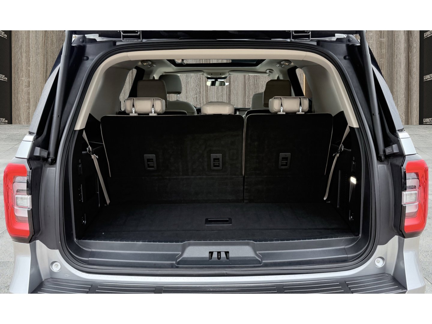 Used 2023 Ford Expedition Limited RWD image 8