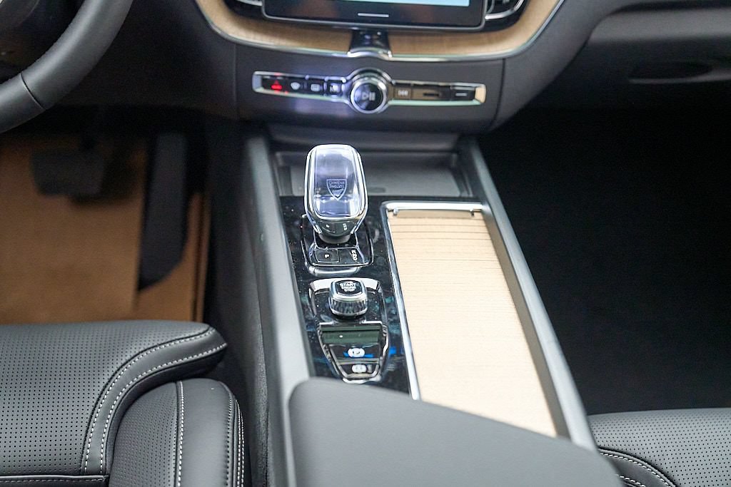 New 2026 Volvo XC60 T8 Ultra w/ Climate Package AWD/4WD image 30