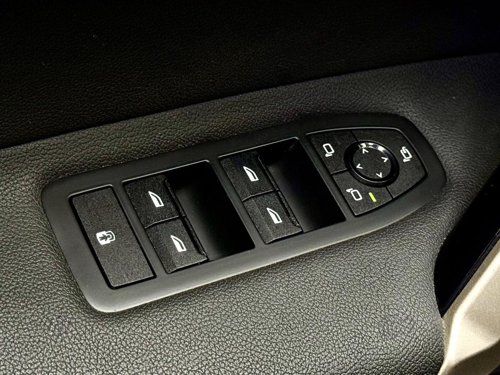 Used 2024 BMW iX xDrive50 w/ Sport Package AWD/4WD image 14