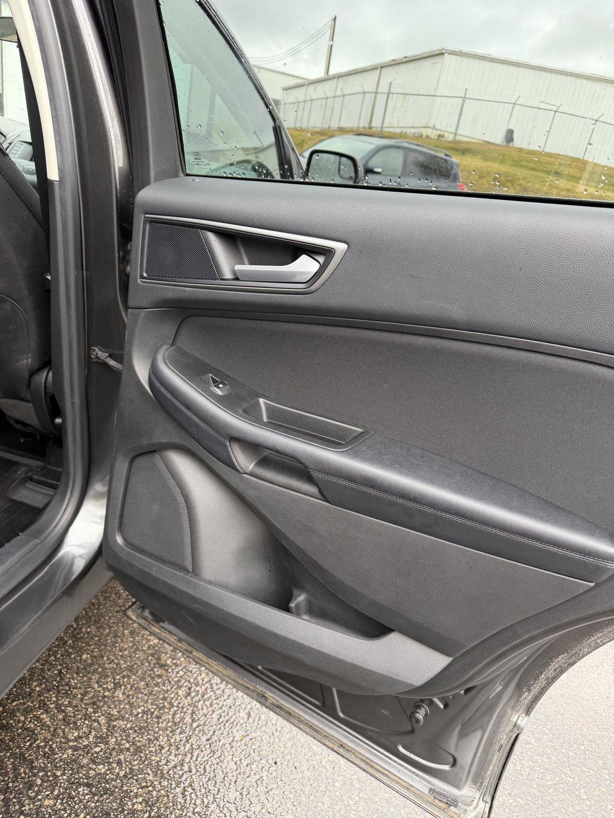 Used 2017 Ford Edge SE image 22